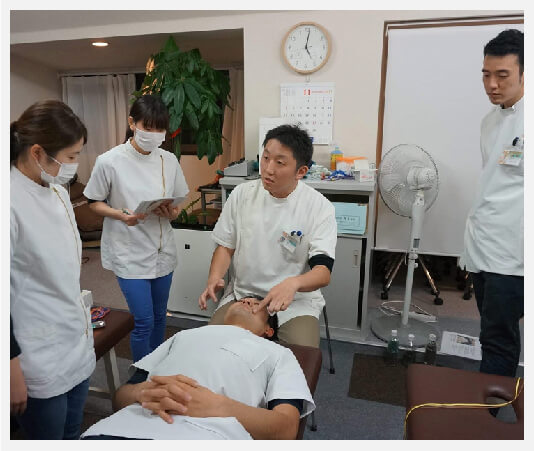 スタッフが施術研修を受ける様子
